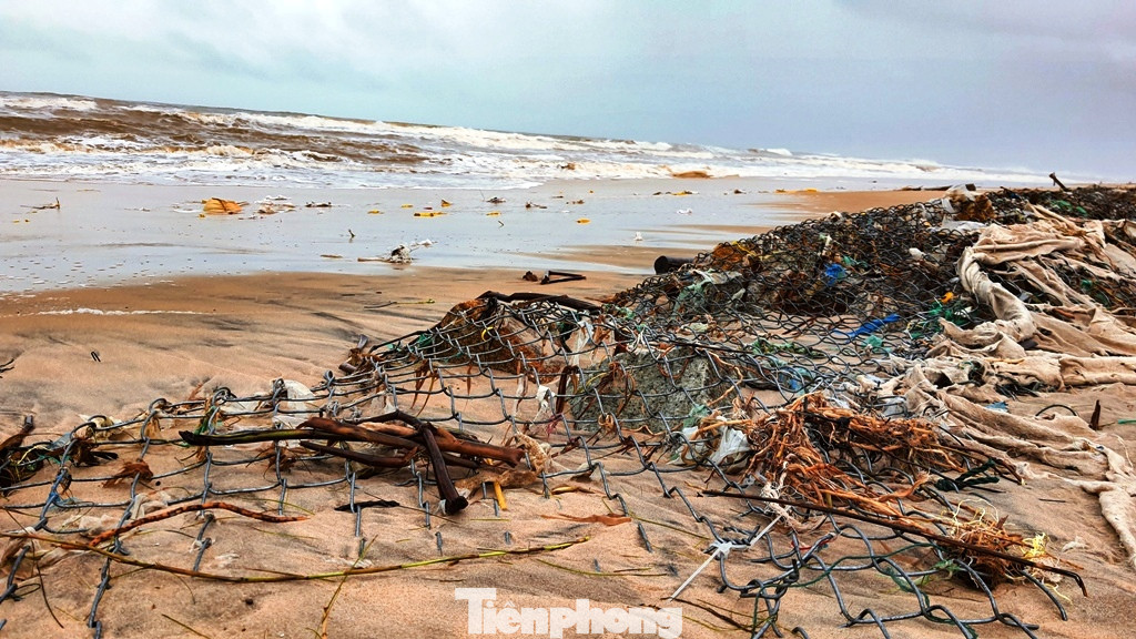 Bão tan lũ rút, bờ biển Thừa Thiên Huế tan hoang ‘chưa từng thấy’ ảnh 24