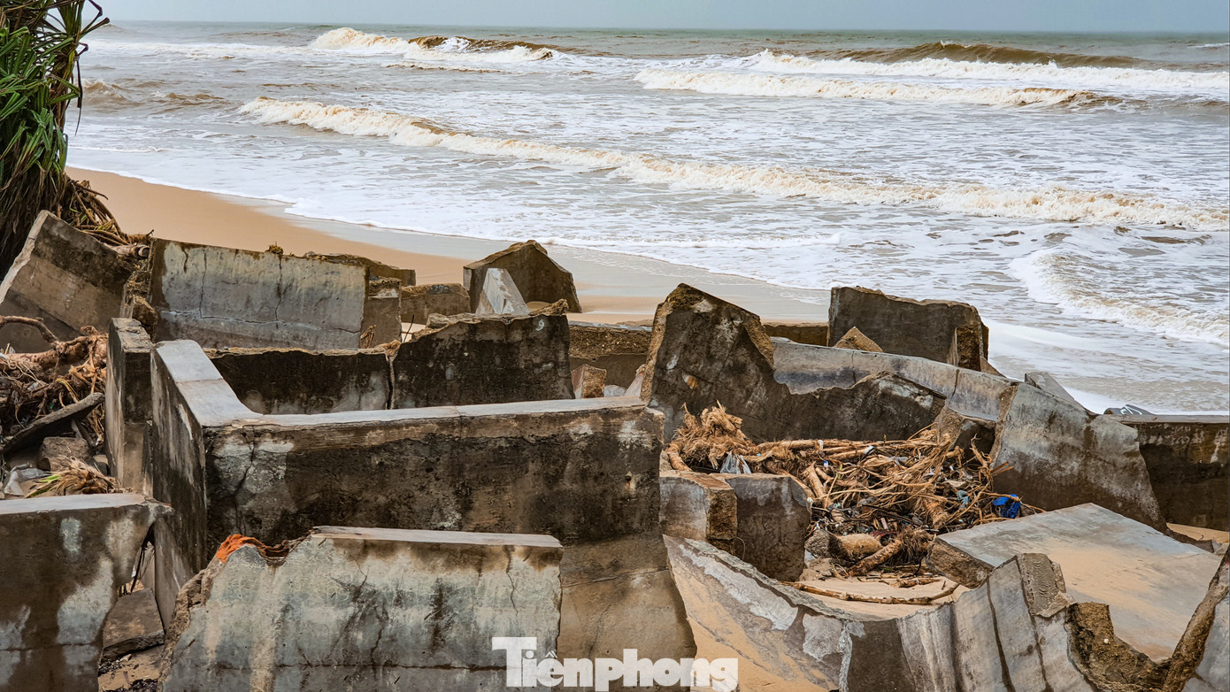 Bão tan lũ rút, bờ biển Thừa Thiên Huế tan hoang ‘chưa từng thấy’ ảnh 12