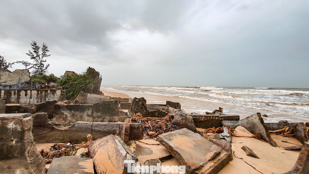 Bão tan lũ rút, bờ biển Thừa Thiên Huế tan hoang ‘chưa từng thấy’ ảnh 14