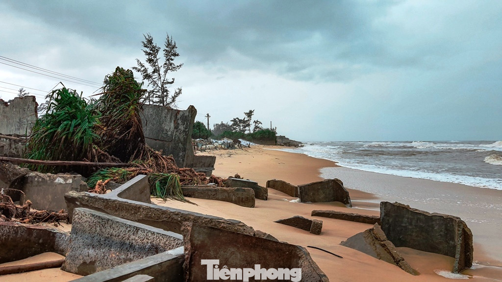 Bão tan lũ rút, bờ biển Thừa Thiên Huế tan hoang ‘chưa từng thấy’ ảnh 15