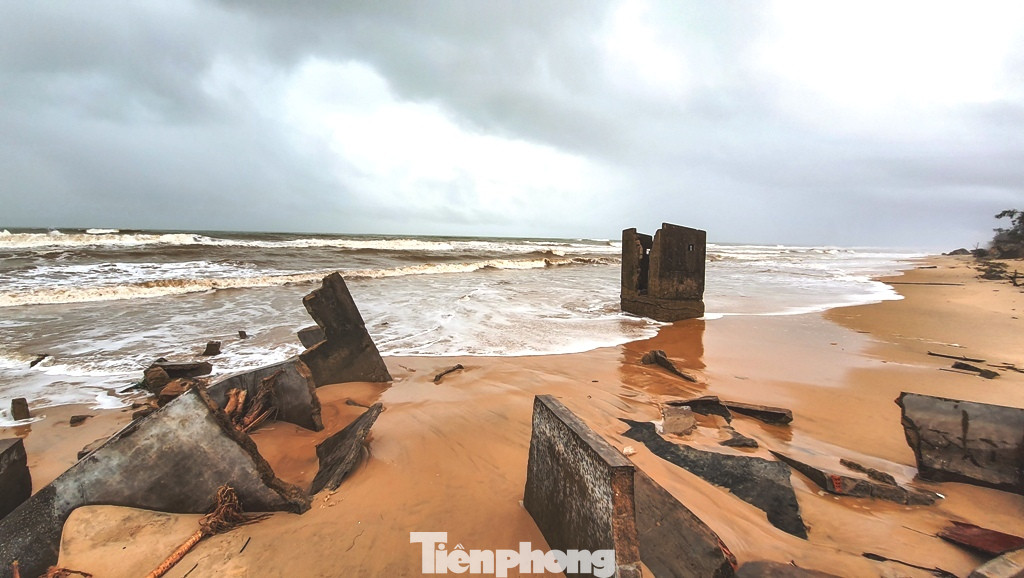 Bão tan lũ rút, bờ biển Thừa Thiên Huế tan hoang ‘chưa từng thấy’ ảnh 22