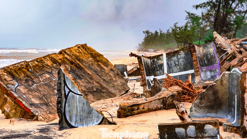 Bão tan lũ rút, bờ biển Thừa Thiên Huế tan hoang ‘chưa từng thấy’ ảnh 33