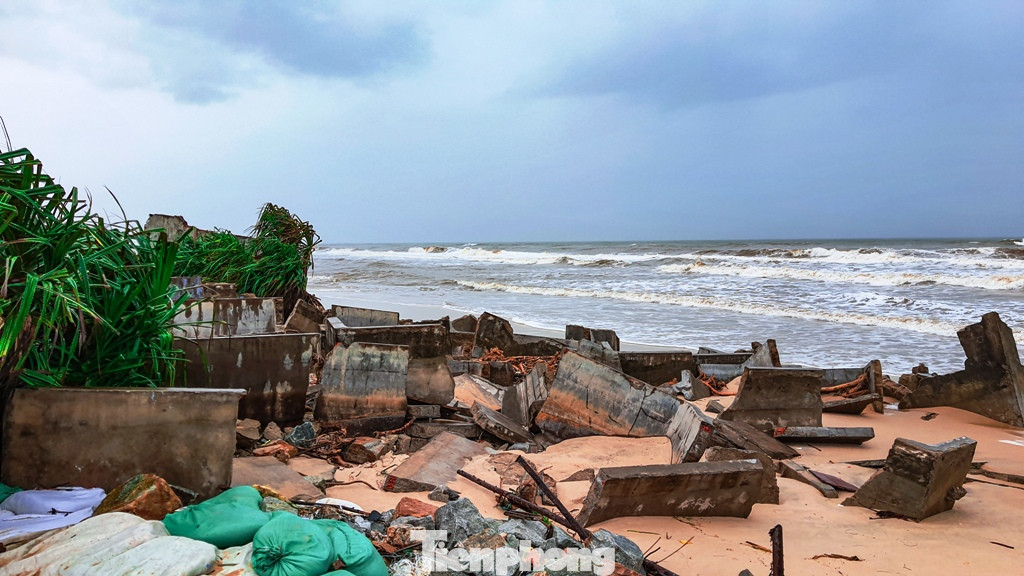 Bão tan lũ rút, bờ biển Thừa Thiên Huế tan hoang ‘chưa từng thấy’ ảnh 7