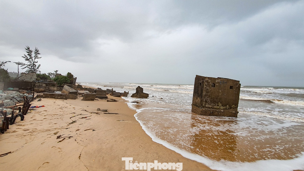 Bão tan lũ rút, bờ biển Thừa Thiên Huế tan hoang ‘chưa từng thấy’ ảnh 23