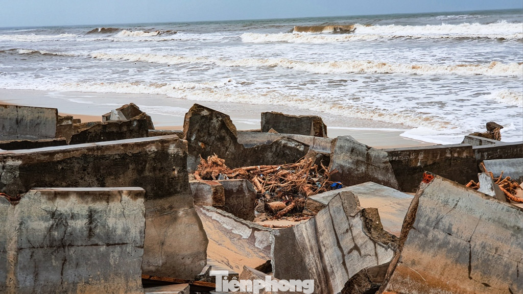 Bão tan lũ rút, bờ biển Thừa Thiên Huế tan hoang ‘chưa từng thấy’ ảnh 11