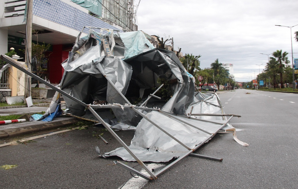 Bão số 13 quần thảo TT-Huế, nhà cửa tốc mái, cây cối gãy đổ ảnh 12