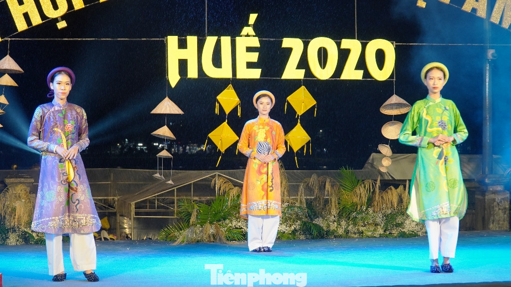 Mãn nhãn ‘đại tiệc’ áo dài lớn nhất từ trước tới nay bên dòng sông Hương thơ mộng ảnh 9