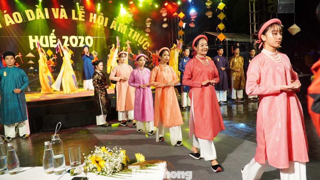 Mãn nhãn ‘đại tiệc’ áo dài lớn nhất từ trước tới nay bên dòng sông Hương thơ mộng ảnh 12