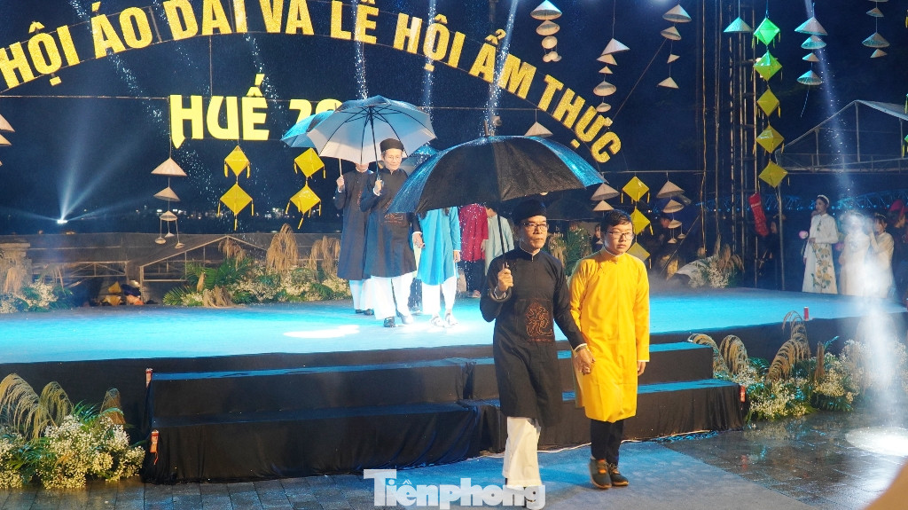 Mãn nhãn ‘đại tiệc’ áo dài lớn nhất từ trước tới nay bên dòng sông Hương thơ mộng ảnh 13