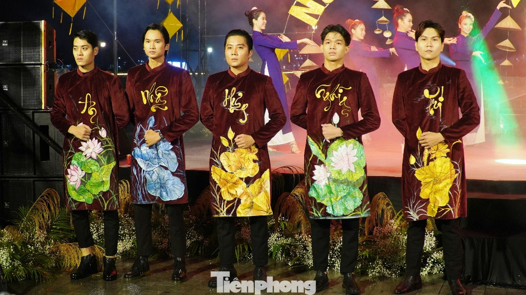 Mãn nhãn ‘đại tiệc’ áo dài lớn nhất từ trước tới nay bên dòng sông Hương thơ mộng ảnh 15