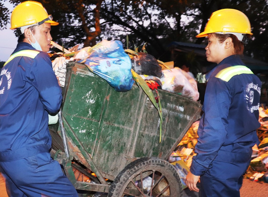 Hàng chục công nhân môi trường Huế bất ngờ nhận quà mừng Giao thừa ảnh 2