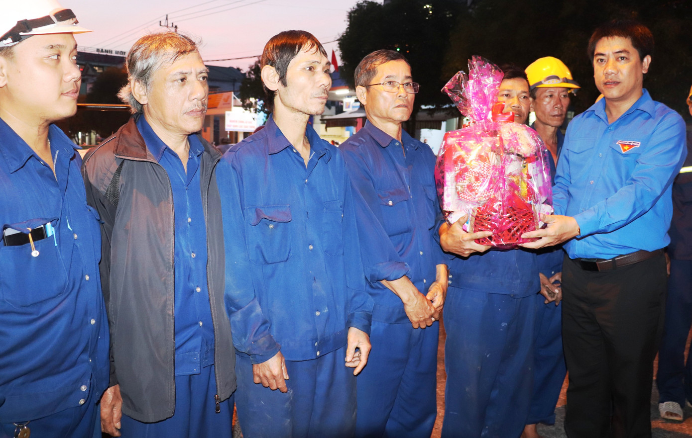 Hàng chục công nhân môi trường Huế bất ngờ nhận quà mừng Giao thừa ảnh 1