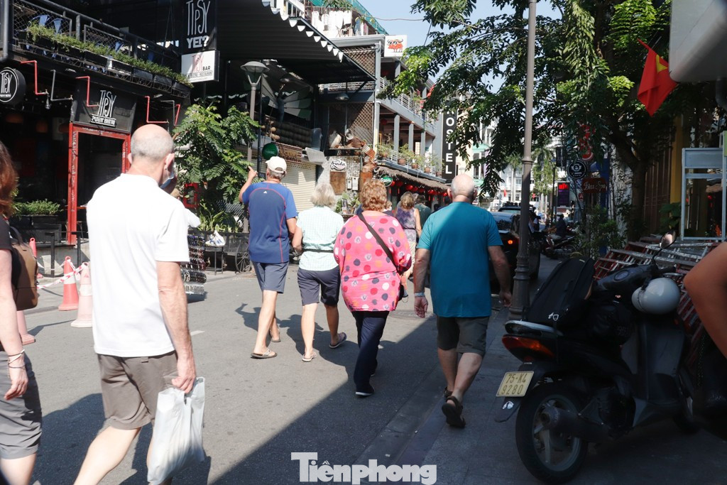 Bên trong phố Tây Phạm Ngũ Lão nơi có du khách mắc Covid -19 từng lưu trú ảnh 2