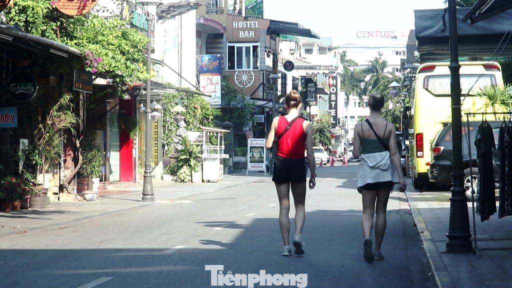 Bên trong phố Tây Phạm Ngũ Lão nơi có du khách mắc Covid -19 từng lưu trú ảnh 1