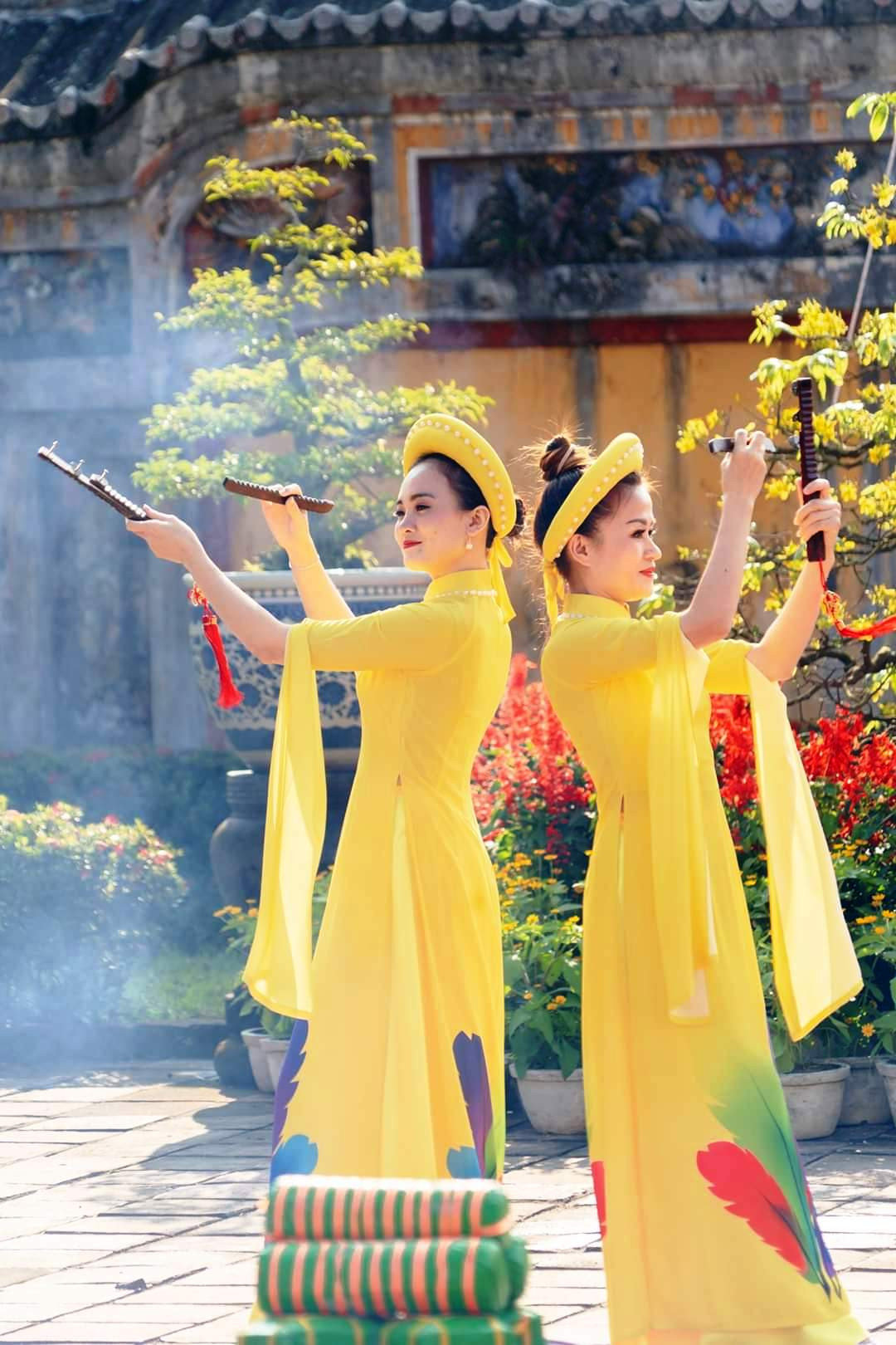 Cũng trong không gian này, còn có những những trò chơi dân gian, trò chơi cung đình, các tiết mục biểu diễn nghệ thuật truyền thống, ca Huế chọn lọc, đặc sắc. (Ảnh: TTBTDTCĐ Huế) Mãn nhãn với ‘Hương xưa bánh Tết’ trong Hoàng cung Huế ảnh 13