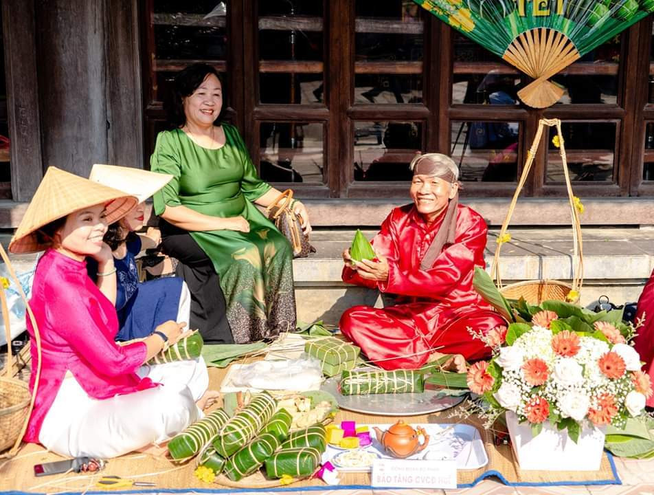 Điểm đặc biệt trong chương trình này là phần thi làm bánh chưng, bánh dày, bánh ú từ gạo nếp nhân thịt heo... lấy cảm hứng từ truyền thuyết dâng tiến "Bánh chưng, bánh dày" của Hoàng tử Lang Liêu lên vua Hùng. Đây cũng là những thức bánh mà người Việt Nam nói chung và người Huế luôn dùng trong dịp Tết cổ truyền. (Ảnh: TTBTDTCĐ Huế) Mãn nhãn với ‘Hương xưa bánh Tết’ trong Hoàng cung Huế ảnh 6