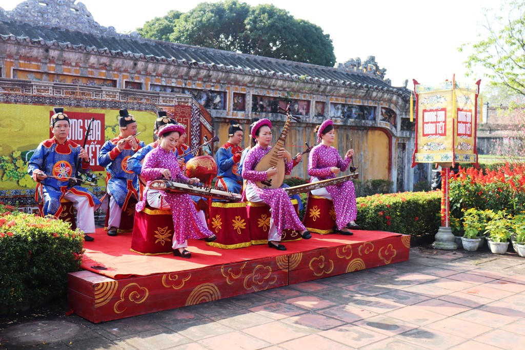 "Hương xưa bánh Tết" là chương trình khởi động năm mới, do Trung tâm Bảo tồn Di tích Cố đô Huế tổ chức, với sự kết hợp tinh tế bằng hai loại hình: thi thố tạo tác ẩm thực cổ điển và biểu diễn nghệ thuật truyền thống, cung đình Huế. (Ảnh: Ngọc Văn) Mãn nhãn với ‘Hương xưa bánh Tết’ trong Hoàng cung Huế ảnh 3