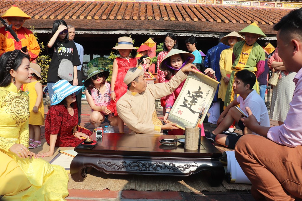 Tuy là thời điểm cận Tết Canh Tý, nhưng cung Diên Thọ - Đại nội Huế vẫn nườm nượp du khách tìm đến mục kích "Hương xưa bánh Tết", thưởng thức trà, hoa, mứt, bánh; nghe trình tấu cổ nhạc da diết giữa Hoàng cung xưa. Họ tìm đến đây để biết thêm nhiều điều thú vị của Tết xưa trong Cung đình Huế, để hoài niệm về một thời vàng son tưởng chừng chỉ còn là ký ức sử sách. (Ảnh: Ngọc Văn) Mãn nhãn với ‘Hương xưa bánh Tết’ trong Hoàng cung Huế ảnh 16