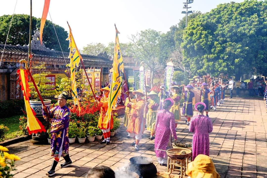 Giữa không gian cổ kính của cung Diên Thọ - Đại nội Huế, các bếp lửa lớn, với lửa hồng khói tỏa, được dựng lên để đun nấu bánh chưng, bánh ú, bánh tét bên trong những chiếc nồi lớn mang dáng dấp xưa cũ. (Ảnh: TTBTDTCĐ Huế) Mãn nhãn với ‘Hương xưa bánh Tết’ trong Hoàng cung Huế ảnh 8