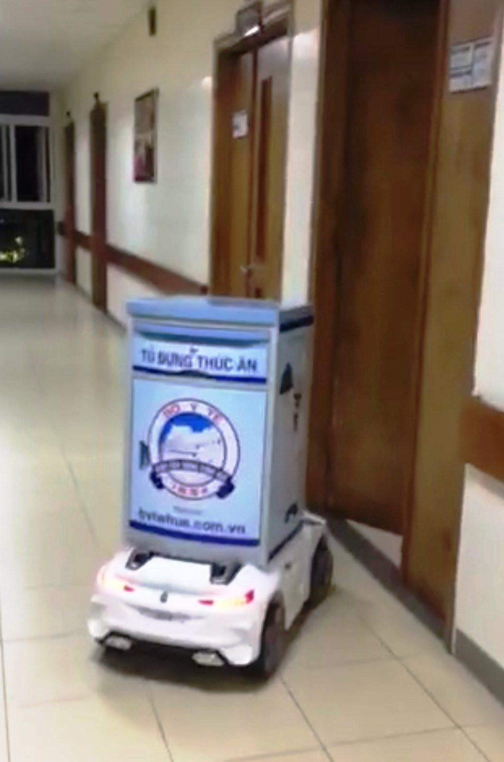 Xem robot tự chế mang thức ăn cho bệnh nhân nghi nhiễm Covid-19 ảnh 3