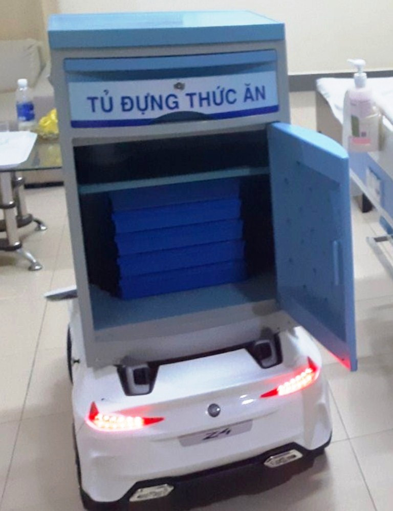 Xem robot tự chế mang thức ăn cho bệnh nhân nghi nhiễm Covid-19 ảnh 5