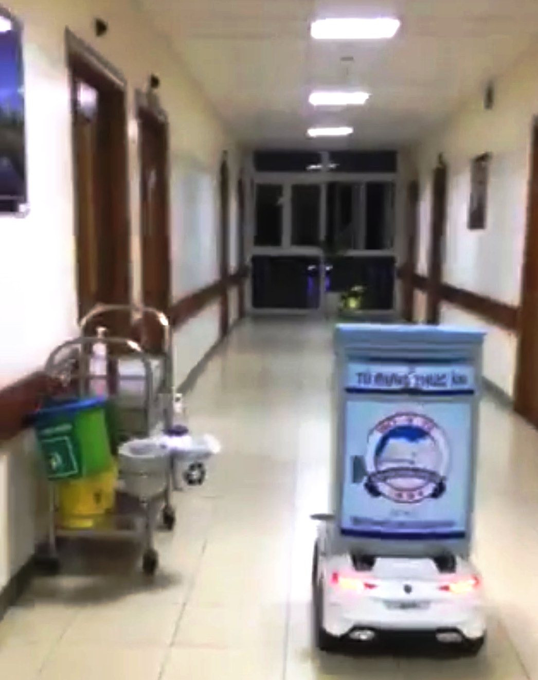 Xem robot tự chế mang thức ăn cho bệnh nhân nghi nhiễm Covid-19 ảnh 4