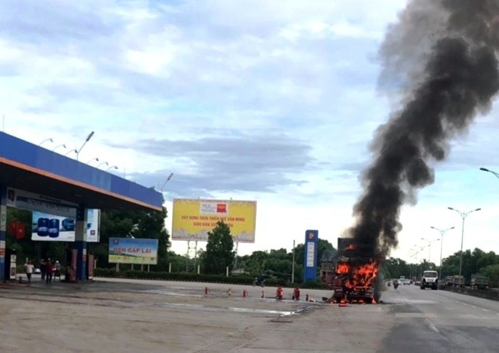 Ô tô đầu kéo bốc cháy ngùn ngụt ngay sát trạm xăng ven quốc lộ 1 ảnh 1