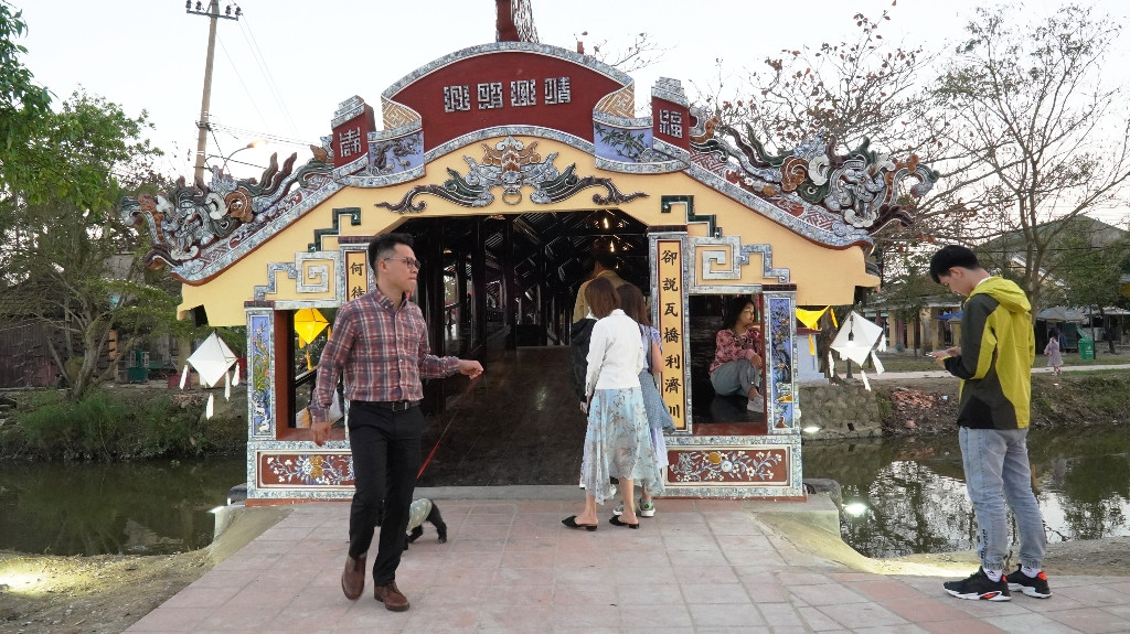 Di tích ‘trên nhà, dưới cầu’ độc nhất xứ Huế bất ngờ hút khách Tết ảnh 14