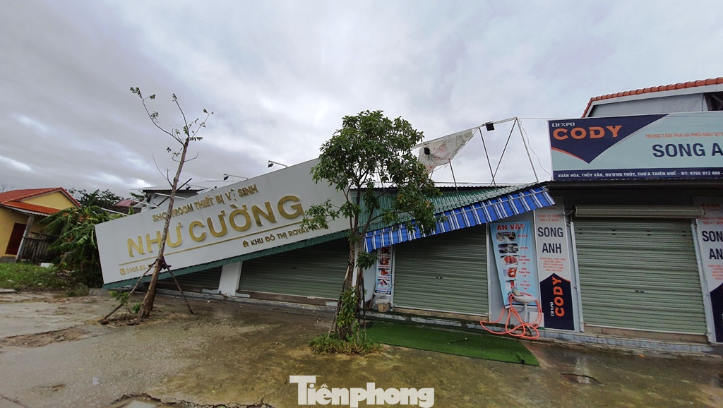 Bão số 13 quần thảo TT-Huế, nhà cửa tốc mái, cây cối gãy đổ ảnh 7