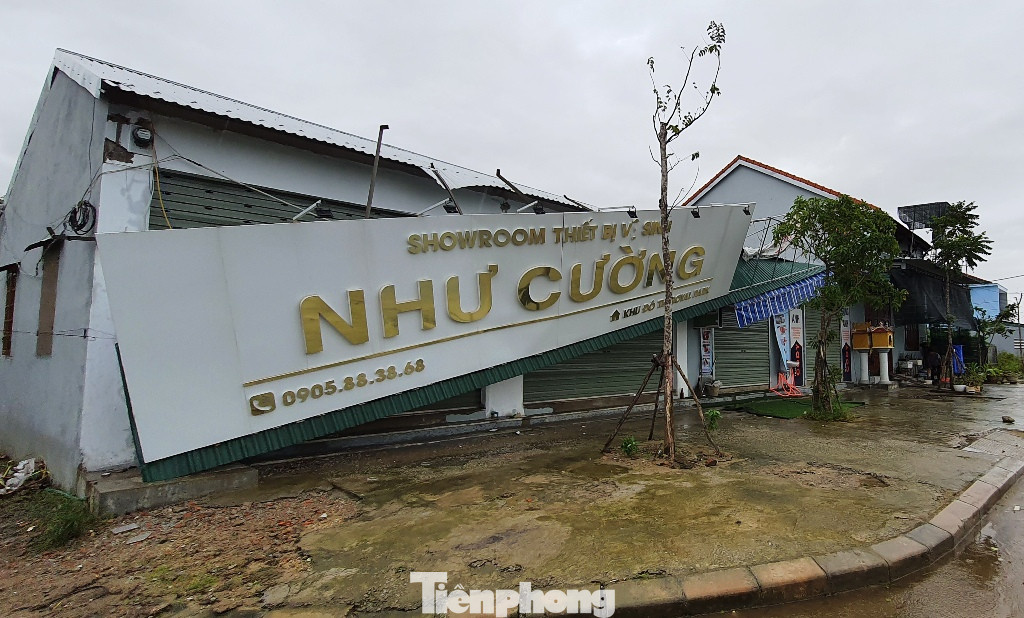 Bão số 13 quần thảo TT-Huế, nhà cửa tốc mái, cây cối gãy đổ ảnh 6