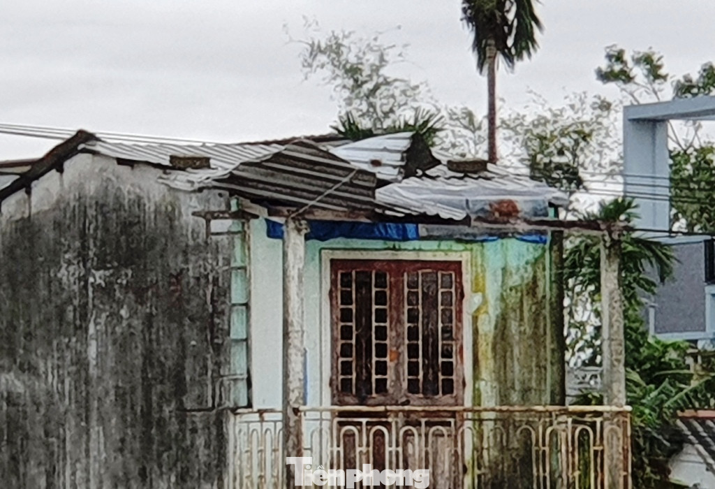 Bão số 13 quần thảo TT-Huế, nhà cửa tốc mái, cây cối gãy đổ ảnh 2