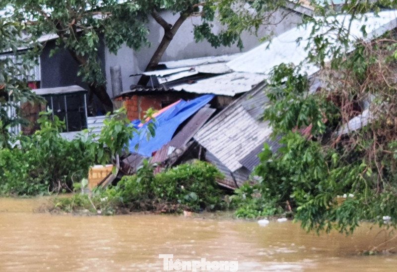 Bão số 13 quần thảo TT-Huế, nhà cửa tốc mái, cây cối gãy đổ ảnh 1