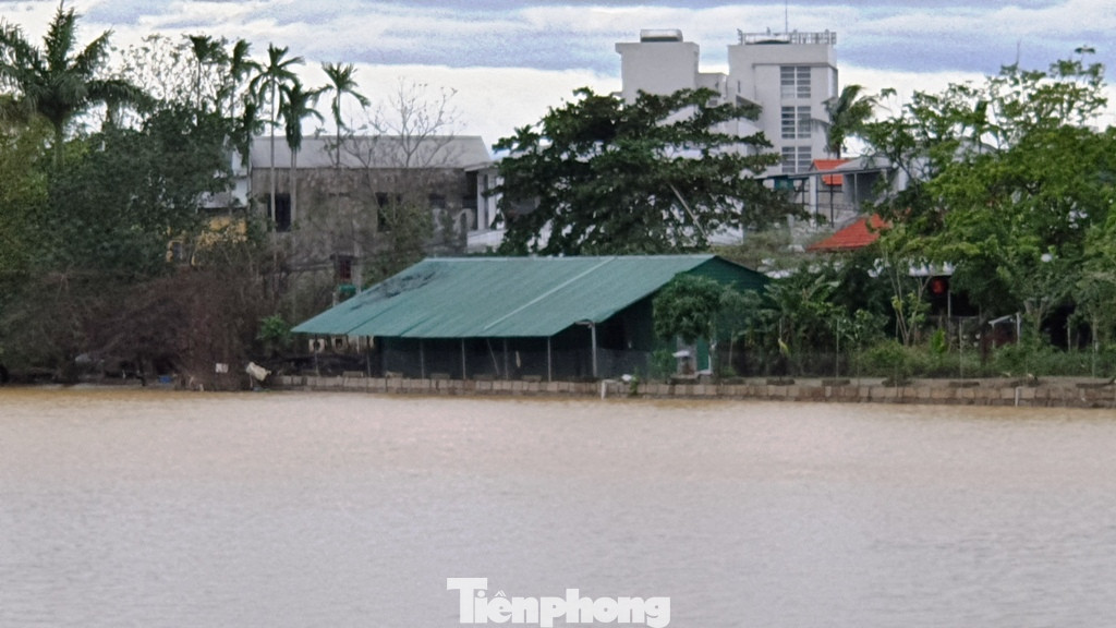 Bão số 13 quần thảo TT-Huế, nhà cửa tốc mái, cây cối gãy đổ ảnh 3