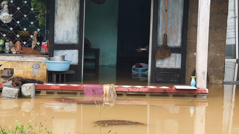 Lũ bất ngờ trở lại, người Huế đặt vó bắt cá giữa con phố ‘hóa’ thành sông ảnh 10