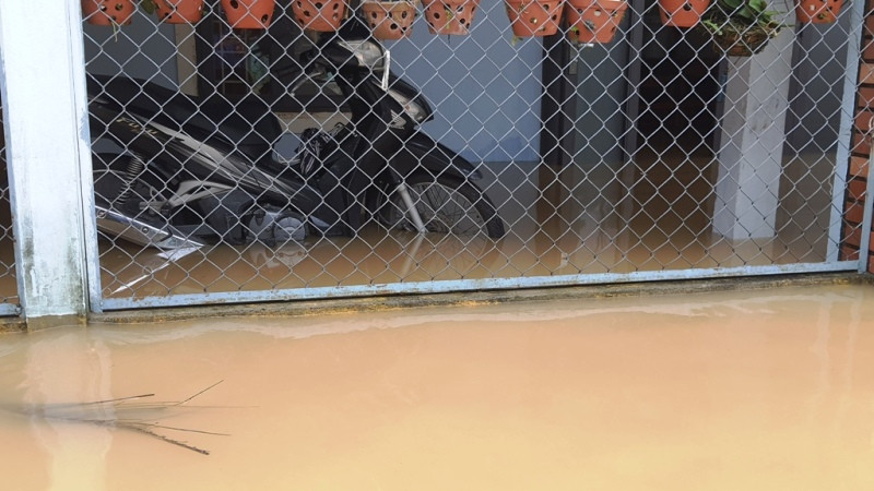 Lũ bất ngờ trở lại, người Huế đặt vó bắt cá giữa con phố ‘hóa’ thành sông ảnh 12