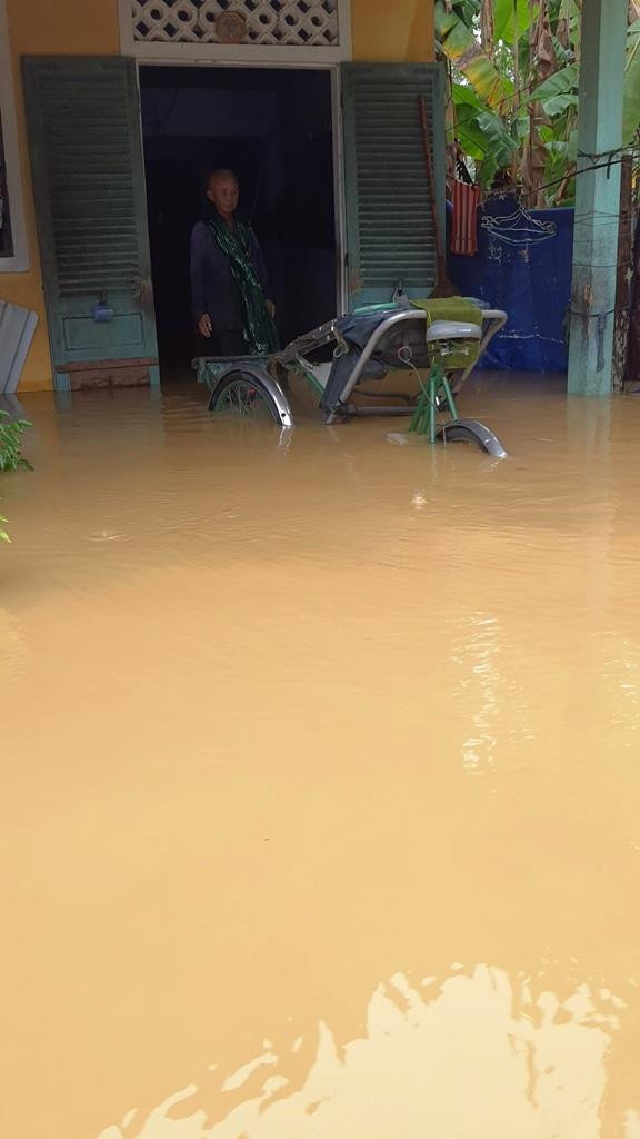 Lũ bất ngờ trở lại, người Huế đặt vó bắt cá giữa con phố ‘hóa’ thành sông ảnh 11