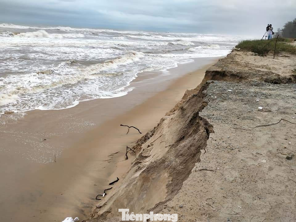 Bão tan lũ rút, bờ biển Thừa Thiên Huế tan hoang ‘chưa từng thấy’ ảnh 18