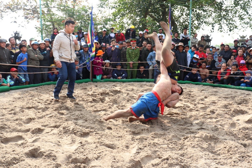 Gay cấn những màn so tài sới vật đầu Xuân xứ Huế ảnh 22