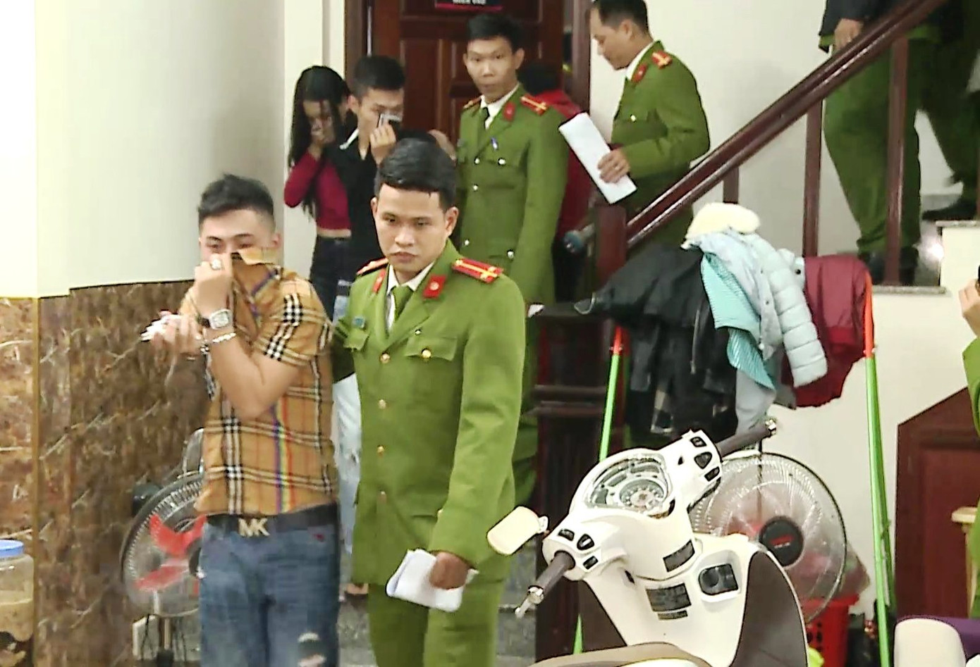 Theo chân công an đột kích nhà nghỉ, bắt nhiều 'chân dài' thác loạn ma túy ảnh 7