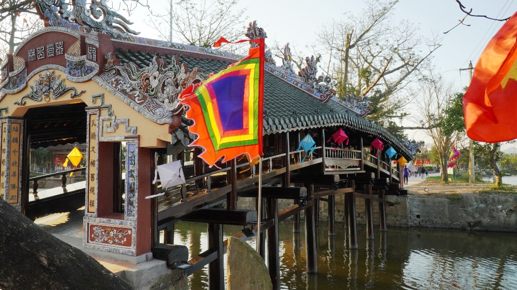 Di tích ‘trên nhà, dưới cầu’ độc nhất xứ Huế bất ngờ hút khách Tết ảnh 23