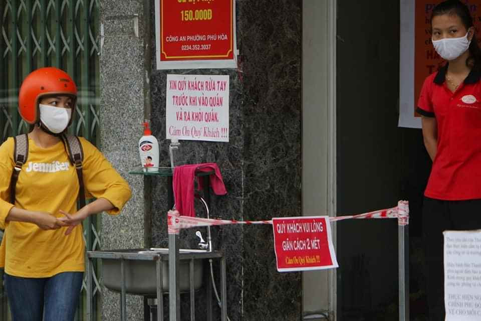 Cầu Trường Tiền hết kẹt xe, ga Huế vắng lặng ngay ngày đầu 'cách ly xã hội' ảnh 24