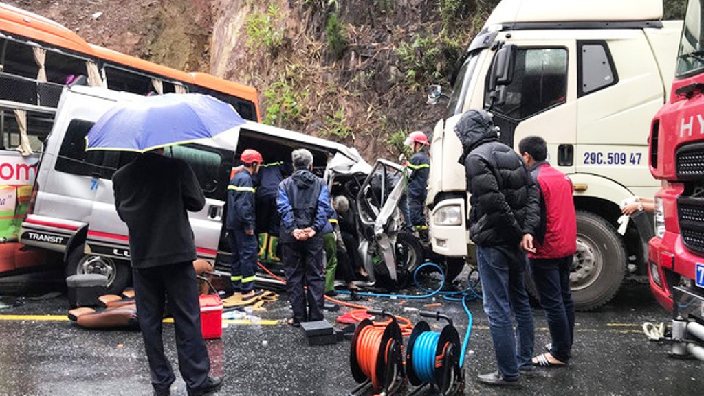 CLIP: Cú va chạm kinh hoàng giữa 2 ô tô khách, nhiều người thương vong ảnh 7