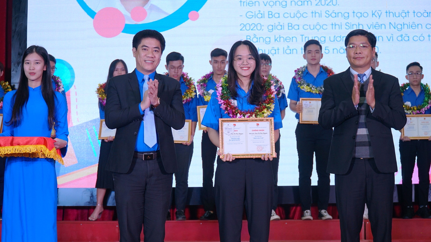 Tỉnh Đoàn TT-Huế tuyên dương 'sinh viên 5 tốt, học sinh 3 rèn luyện' ảnh 6