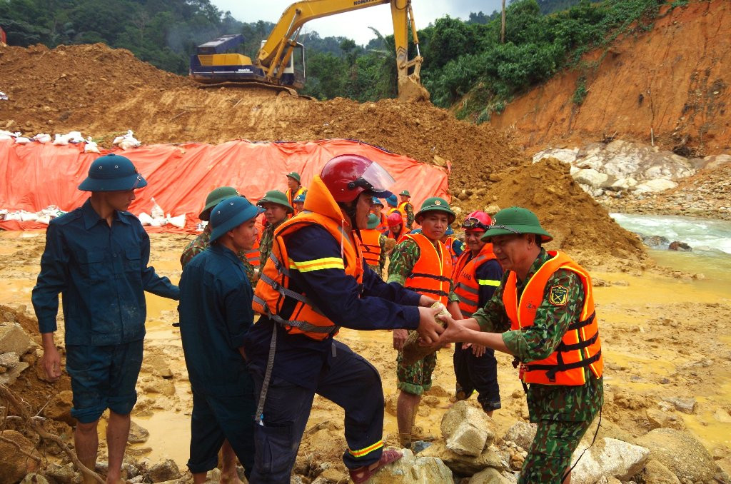 Mưa lớn ngăn cản việc đắp đập tìm kiếm người mất tích tại Rào Trăng 3 ảnh 15