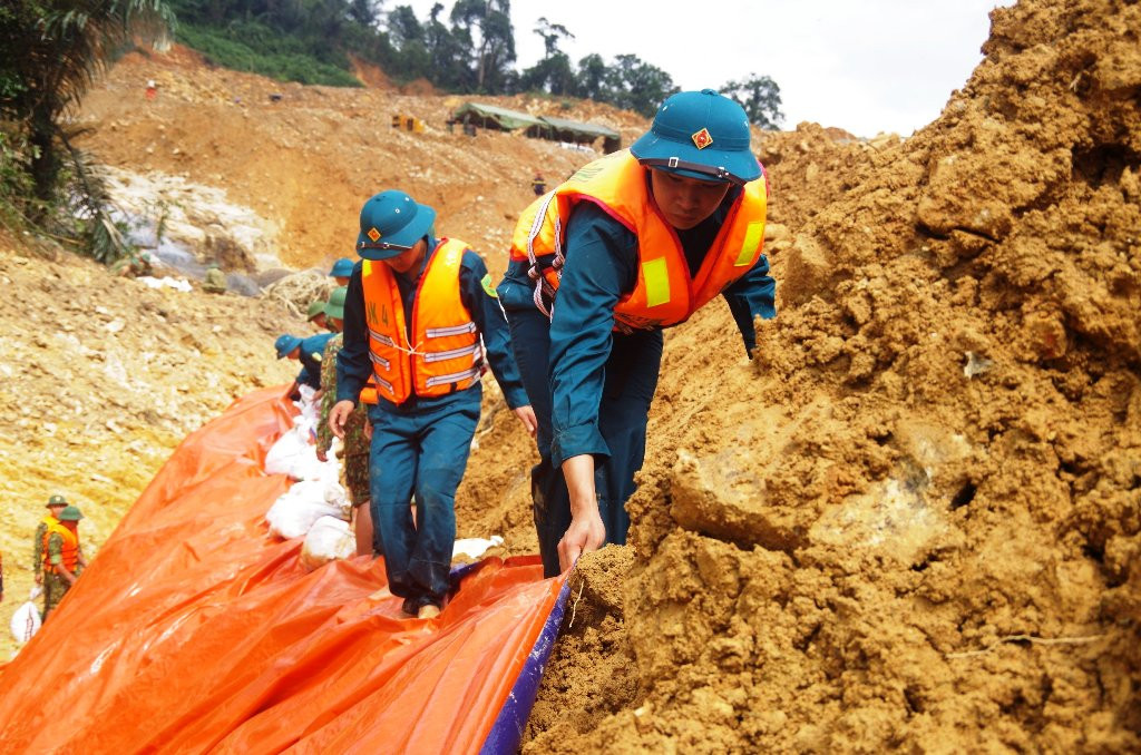 Mưa lớn ngăn cản việc đắp đập tìm kiếm người mất tích tại Rào Trăng 3 ảnh 18