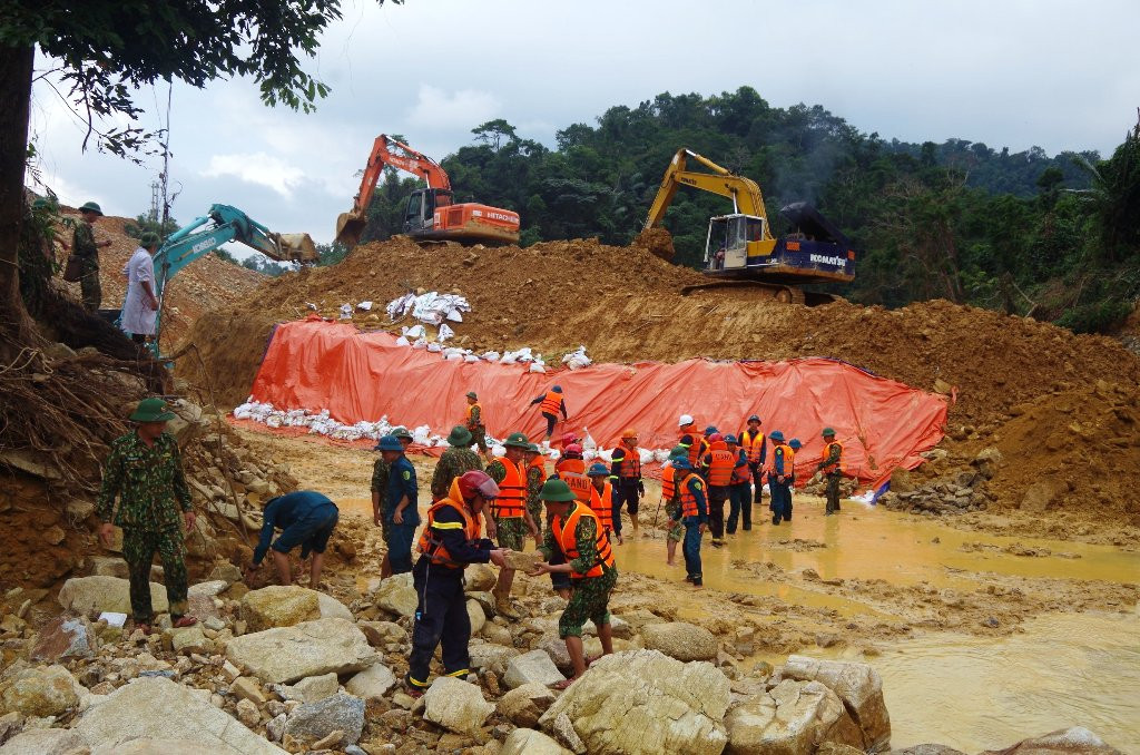 Mưa lớn ngăn cản việc đắp đập tìm kiếm người mất tích tại Rào Trăng 3 ảnh 4