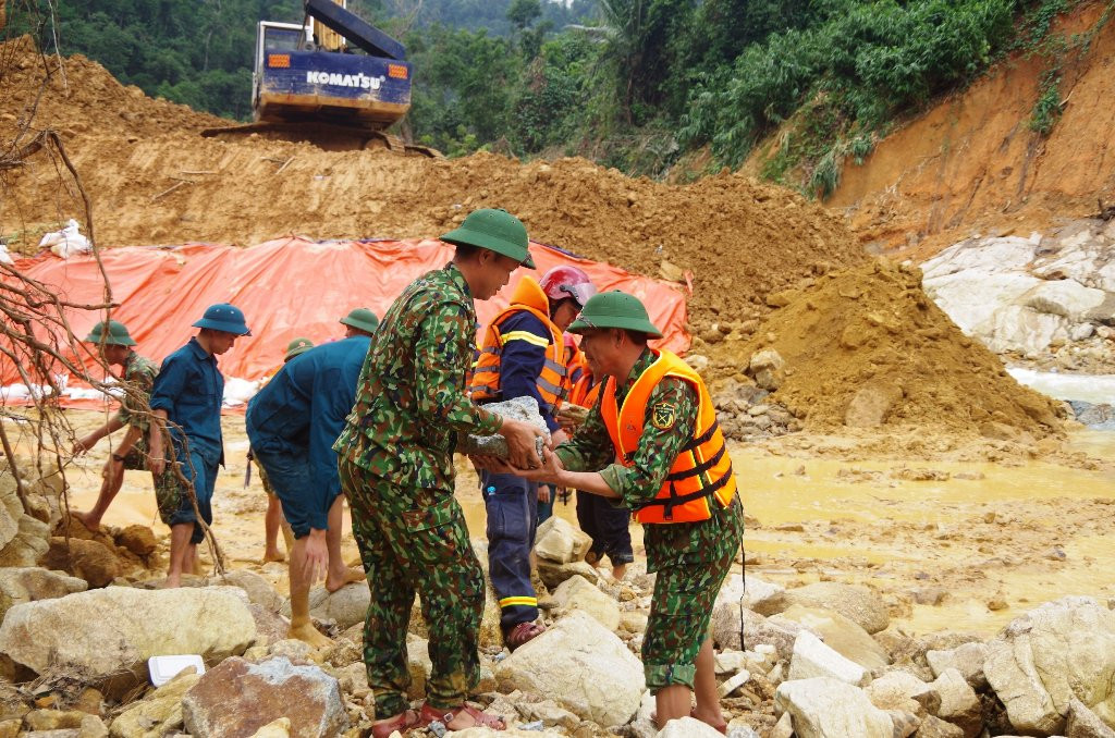 Mưa lớn ngăn cản việc đắp đập tìm kiếm người mất tích tại Rào Trăng 3 ảnh 5