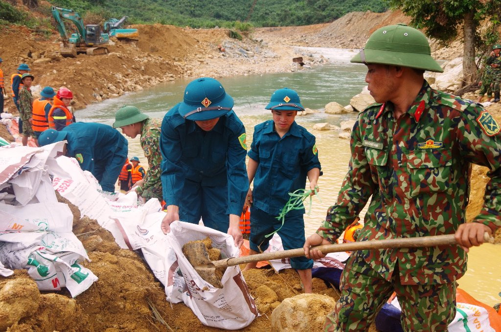 Mưa lớn ngăn cản việc đắp đập tìm kiếm người mất tích tại Rào Trăng 3 ảnh 11