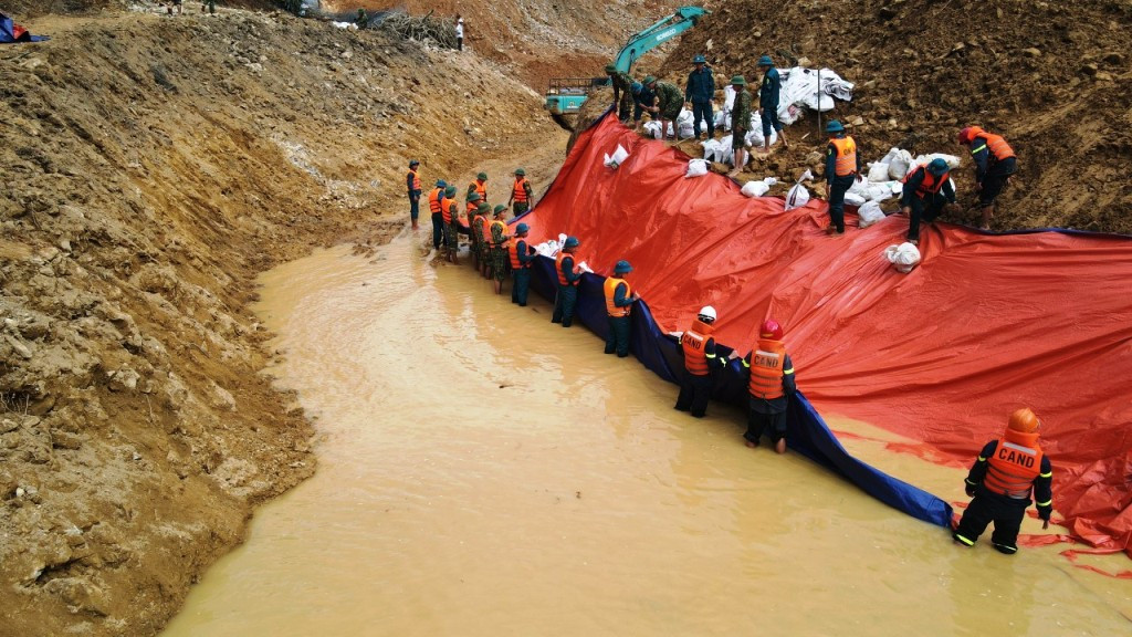 Mưa lớn ngăn cản việc đắp đập tìm kiếm người mất tích tại Rào Trăng 3 ảnh 19