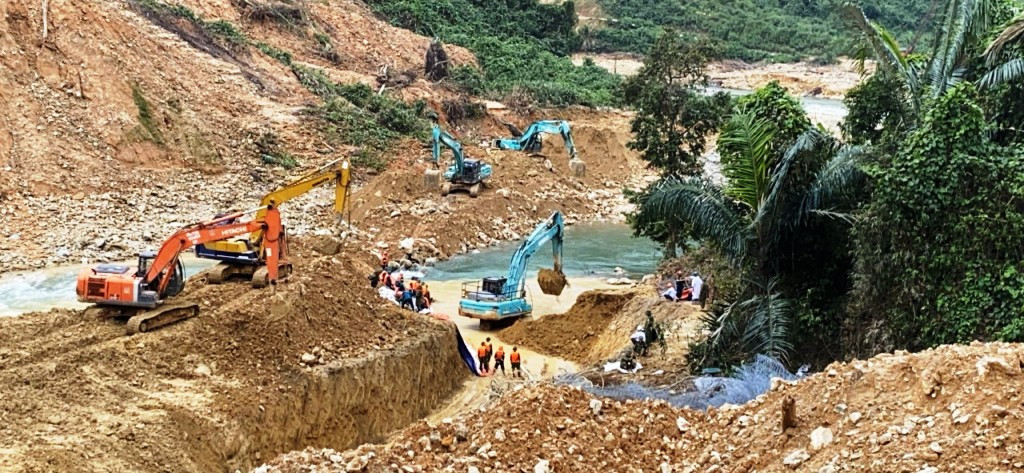 Mưa lớn ngăn cản việc đắp đập tìm kiếm người mất tích tại Rào Trăng 3 ảnh 7